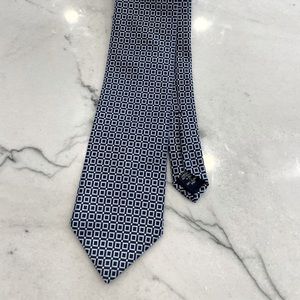 Nautica 100% Silk tie in navy and light blue.